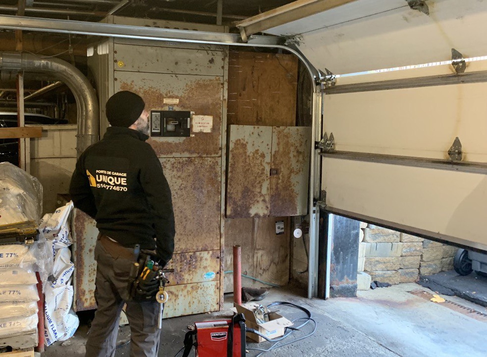 Common garage door repair issues Montreal