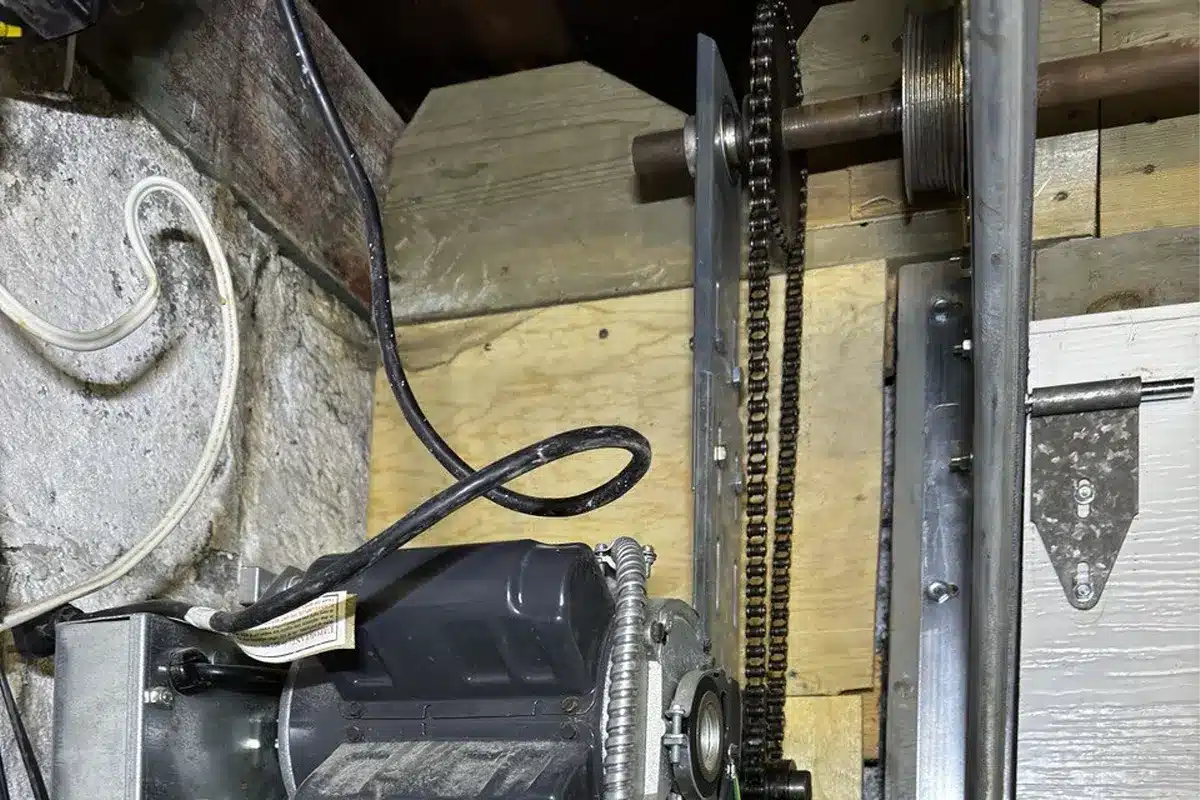 Lubrification des pièces mobiles de la porte de garage – rails, ressorts et galets
