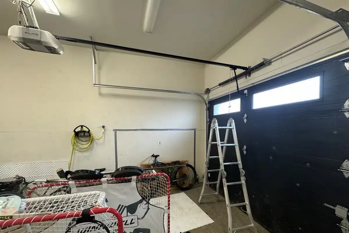 Un garage utilisant LiftMaster pour une porte de garage automatique dans une résidence à Montréal