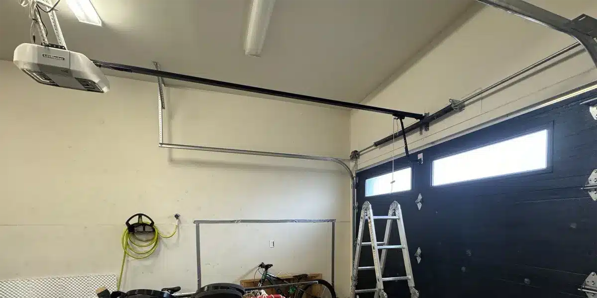 a garage using LiftMaster for an automatic garage in a residence in Montreal