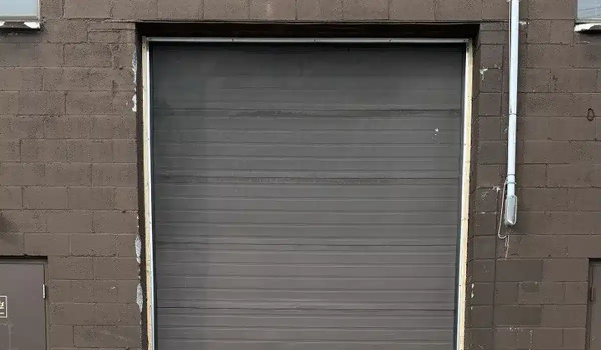 Nouvelle porte de garage enroulable installée dans une résidence à Beaconsfield