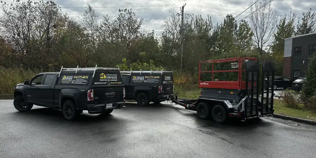 Une voiture de service de chez Porte de garage Unique répond à une demande d’urgence pour une porte de garage.